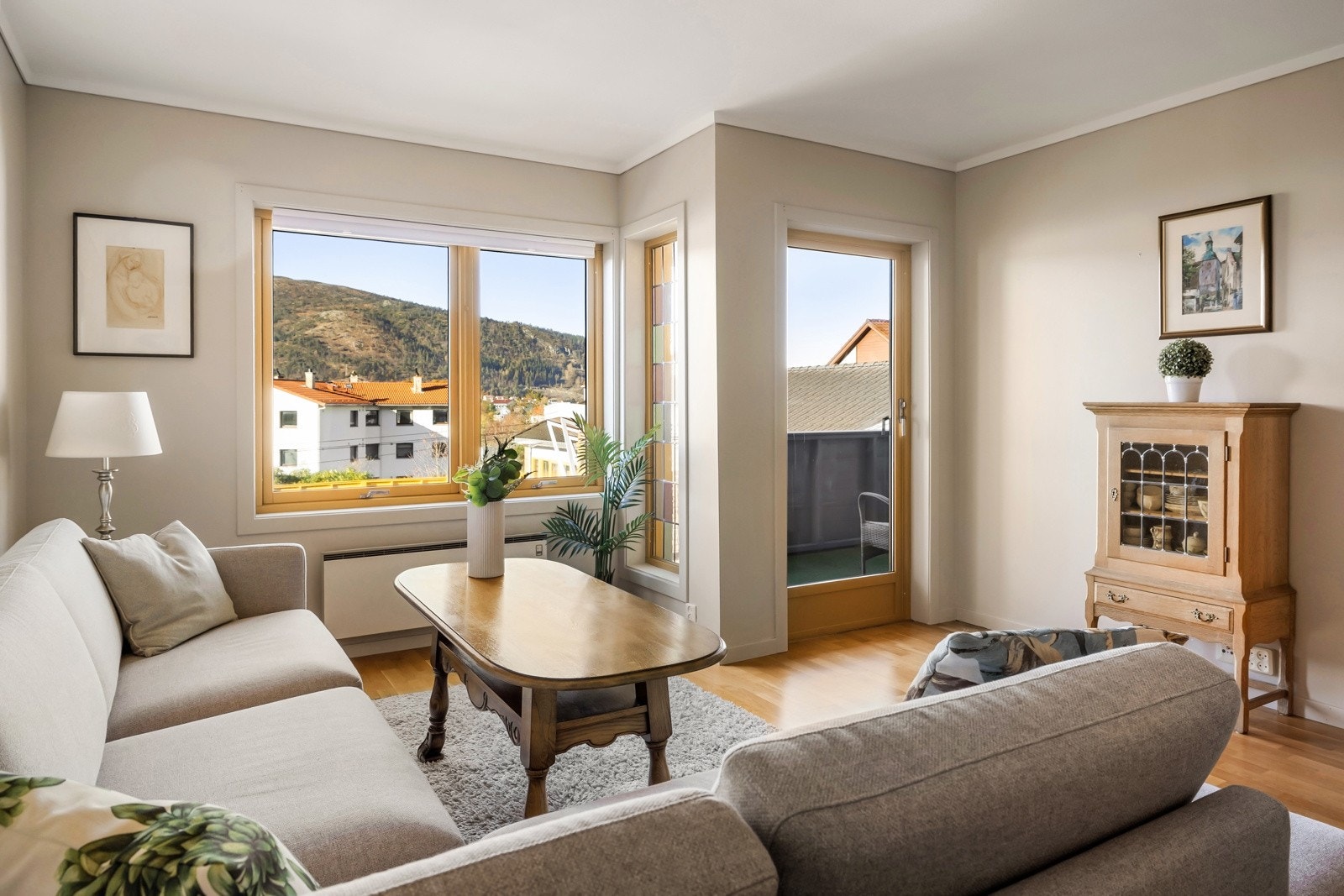 Det er fin utsikt gjennom vindusflatene mot nærområdet og staute Løvstakken. Galleribilde