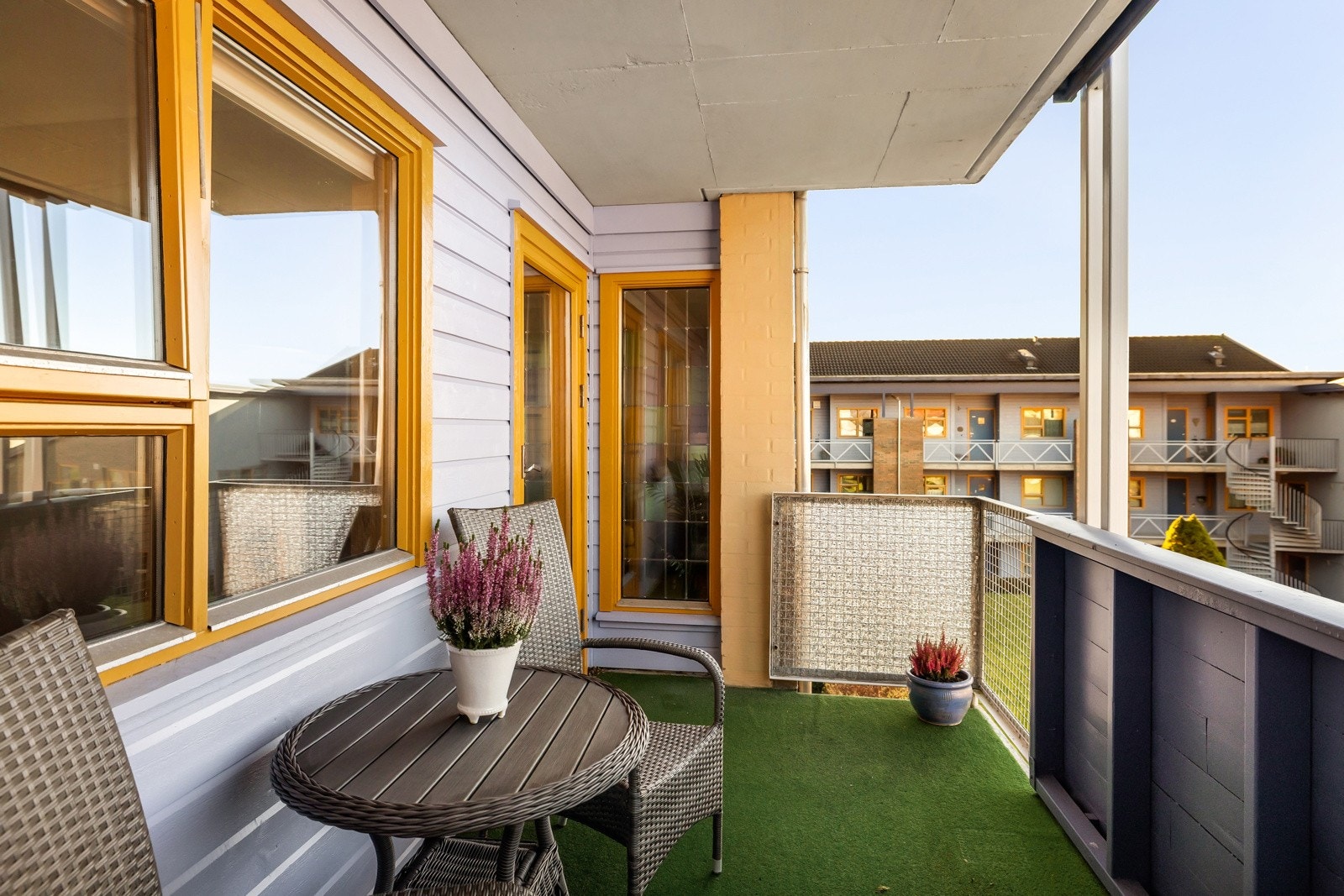 Et deilig sted å trekke ut når fineværet melder sin ankomst, men med takoverbygget kan man også sitte ute om noen dråper skulle dukke opp. Galleribilde