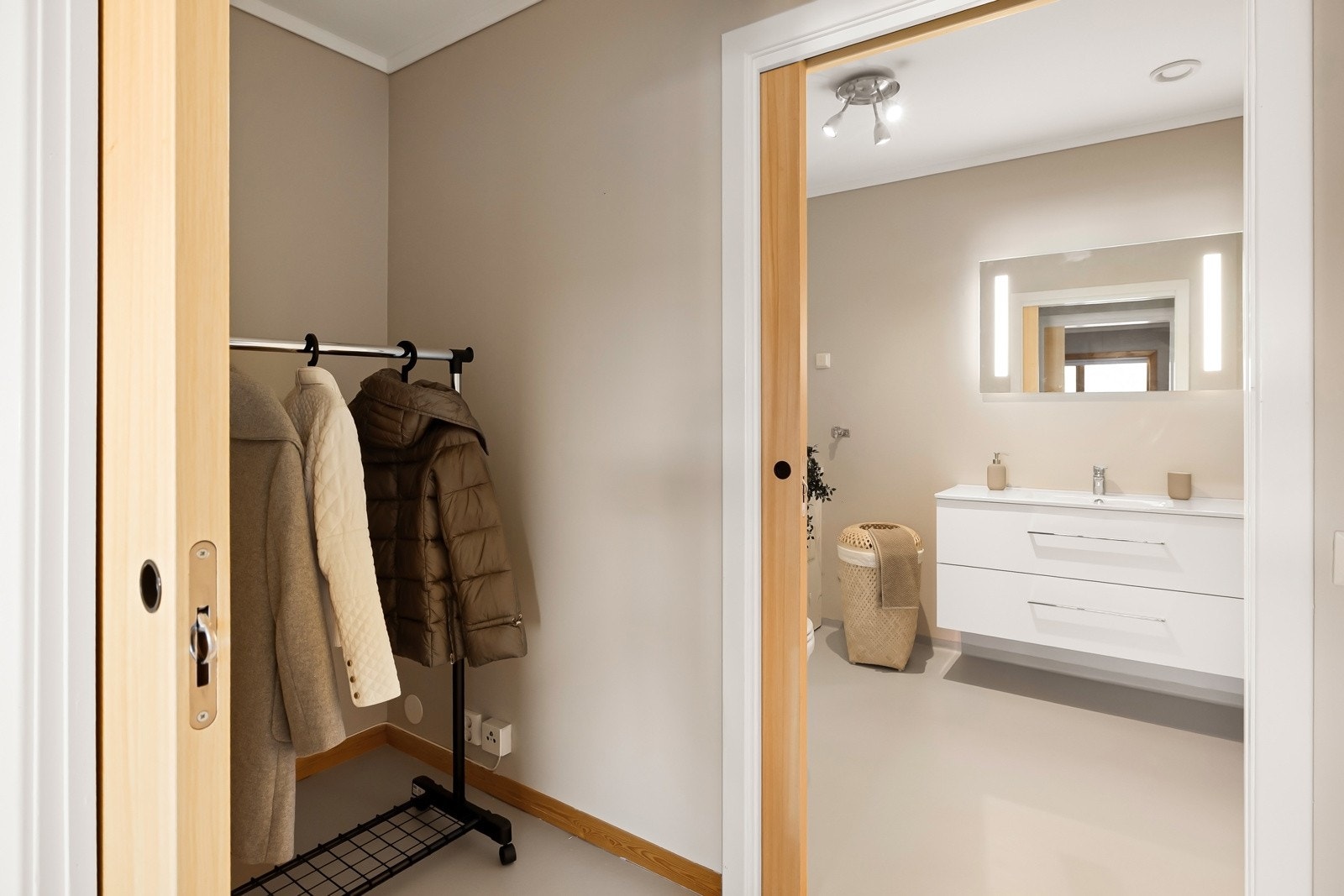 Her kan man også få plassbygget hylleløsninger sller sette inn skap. Galleribilde