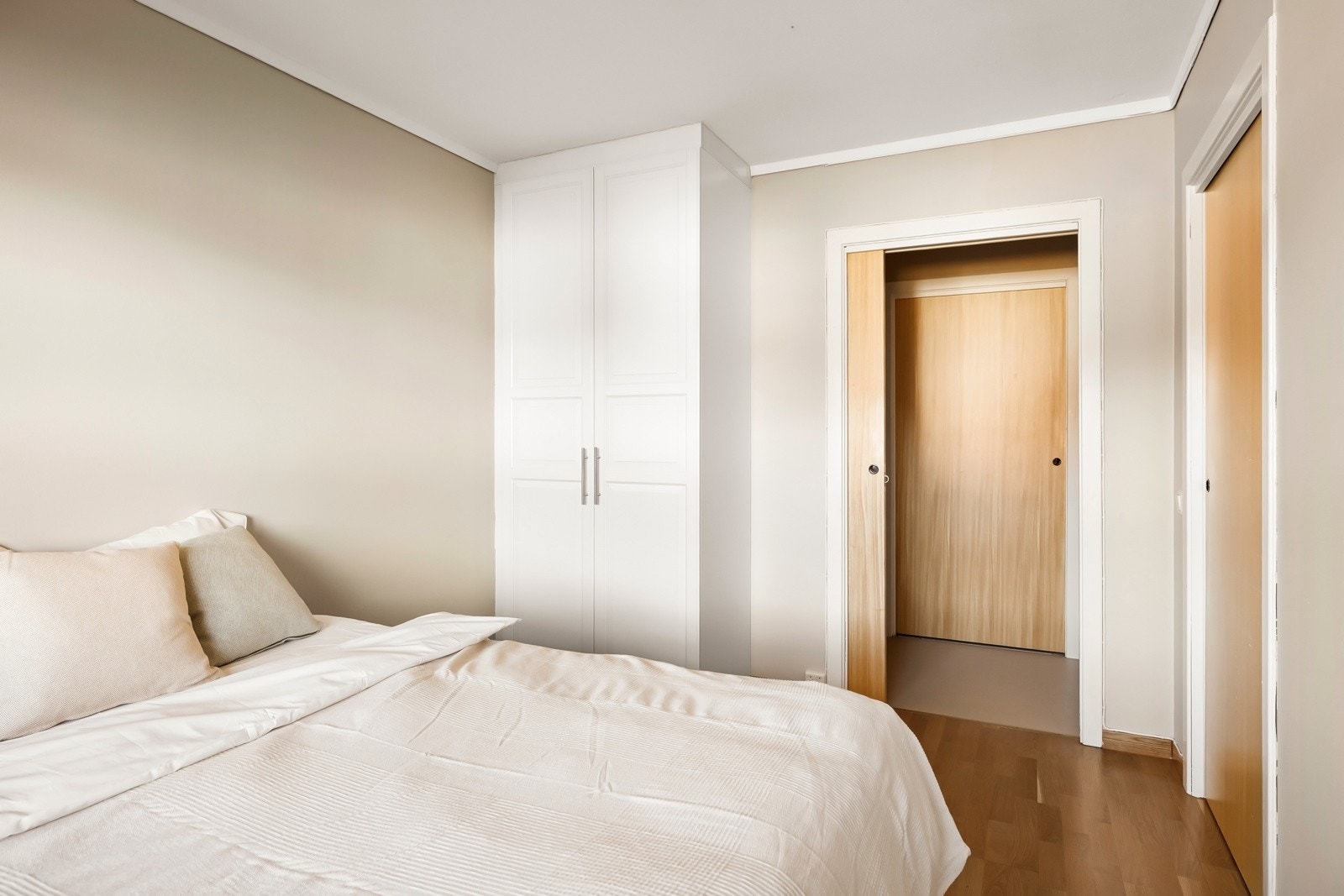 Det er garderobeskap på soverommet, men også plass til å suppler med ytterligere oppbevaringsløsninger. Galleribilde