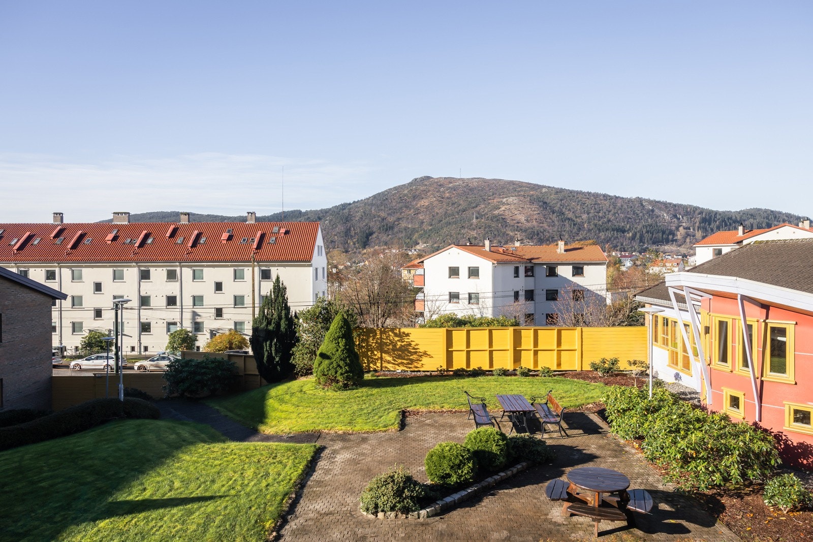 Herfra er det utsikt over det fine fellesarealet til borettslaget, nærområdet og mot Løvstakken. Galleribilde