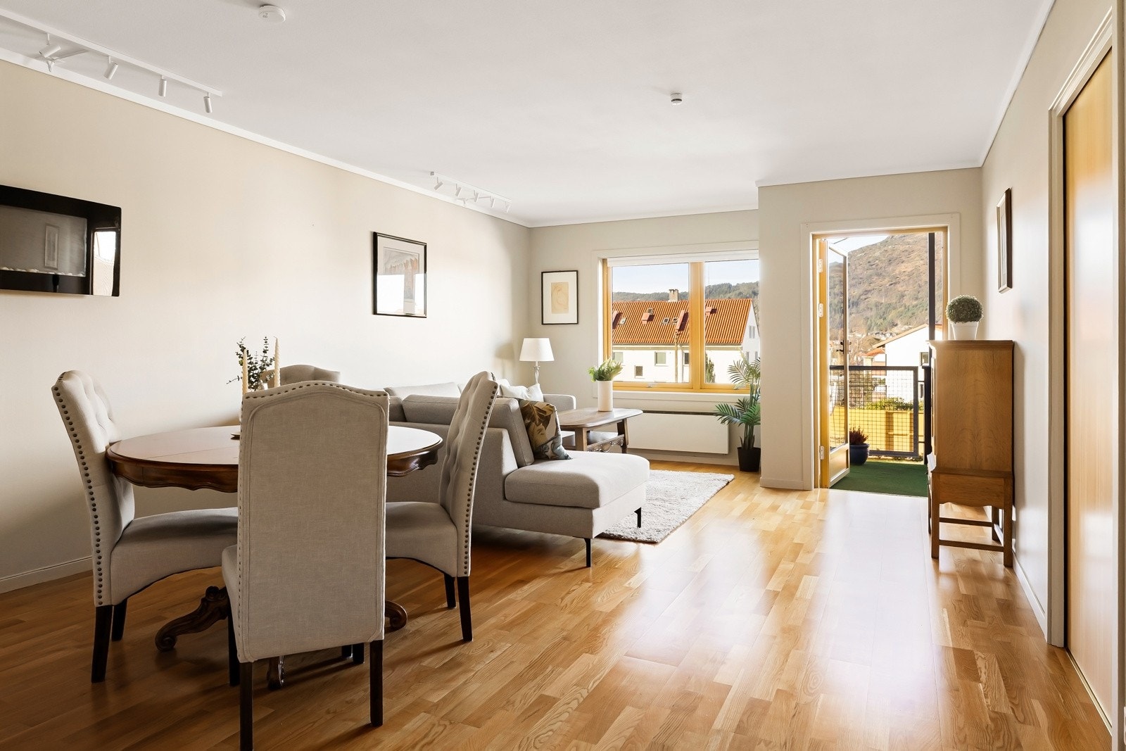 Stuen er romslig og luftig med rikelig naturlig lysinnslipp gjennom vindusflatene. Galleribilde