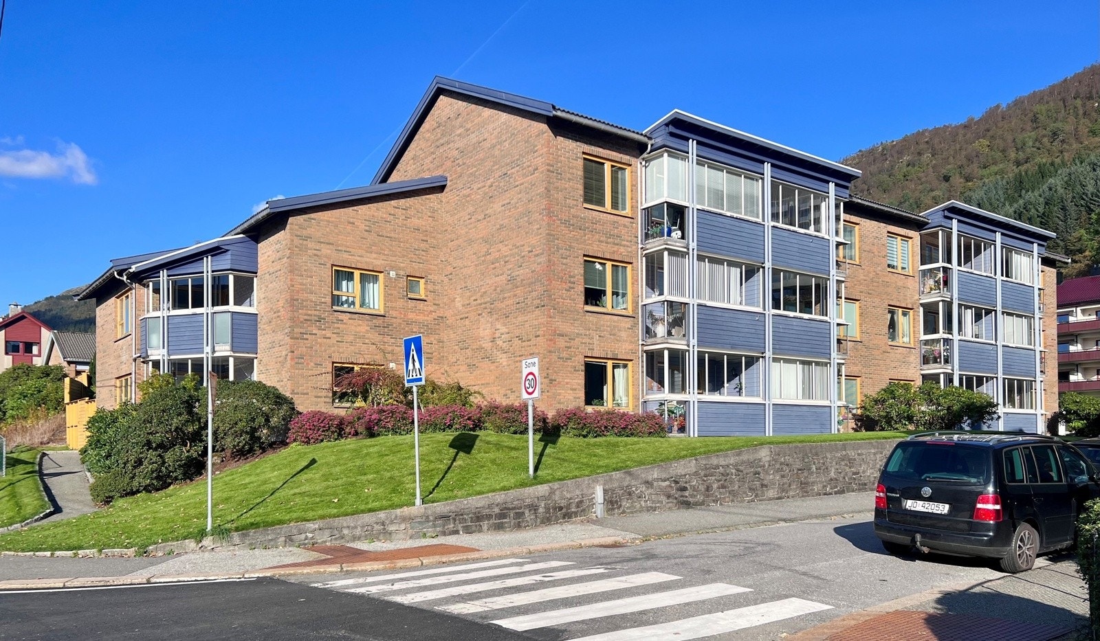 Borettslaget har to gjesteparkeringsplasser utenfor, men med så gode bussfobindelser behøver man ikke bil. Og bildeleringen tilbyr deg løsningen om behovet oppstår. Galleribilde