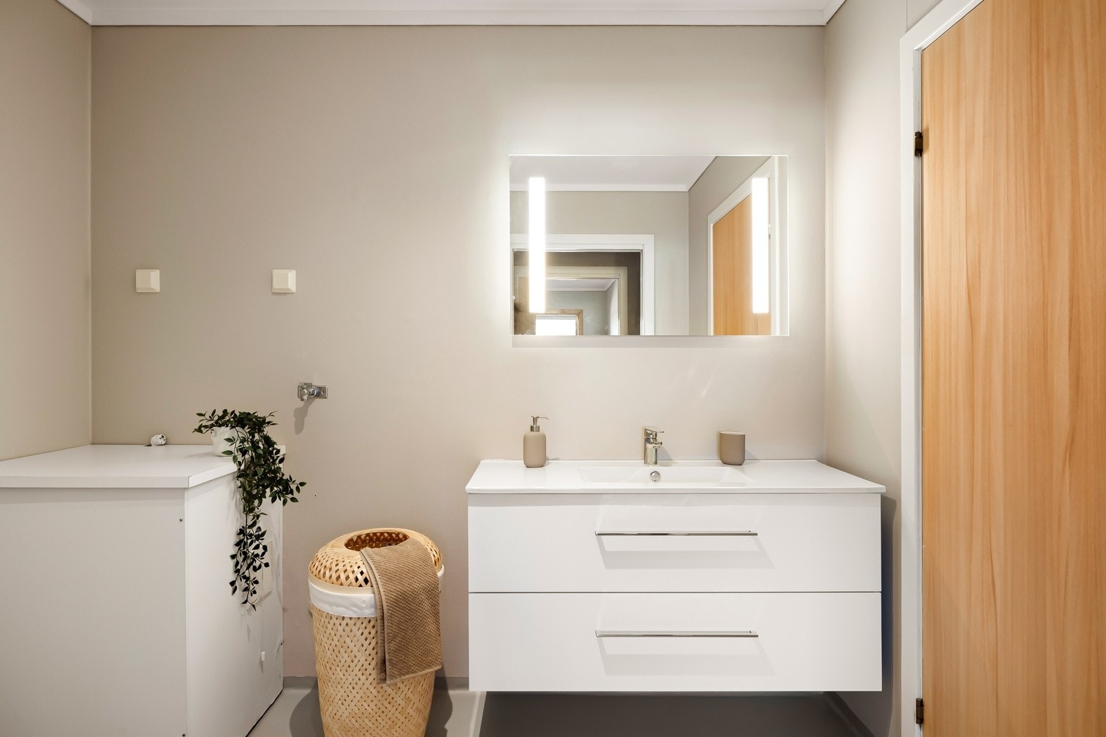 Det er opplegg for vaskemaskin og evt. tørketrommel på badet, samt dusjkabinett. Galleribilde