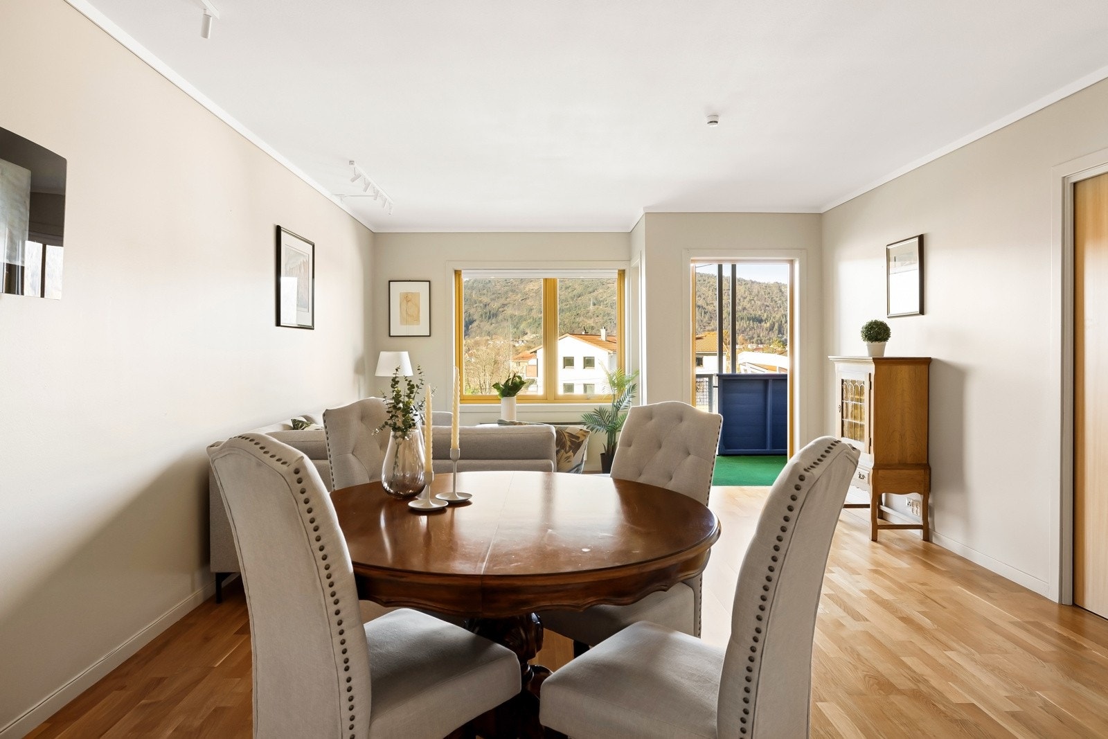 Det er god plass til å møblere opp med en god spisestue for hyggelige middagsbesøk av venner og familie. Galleribilde