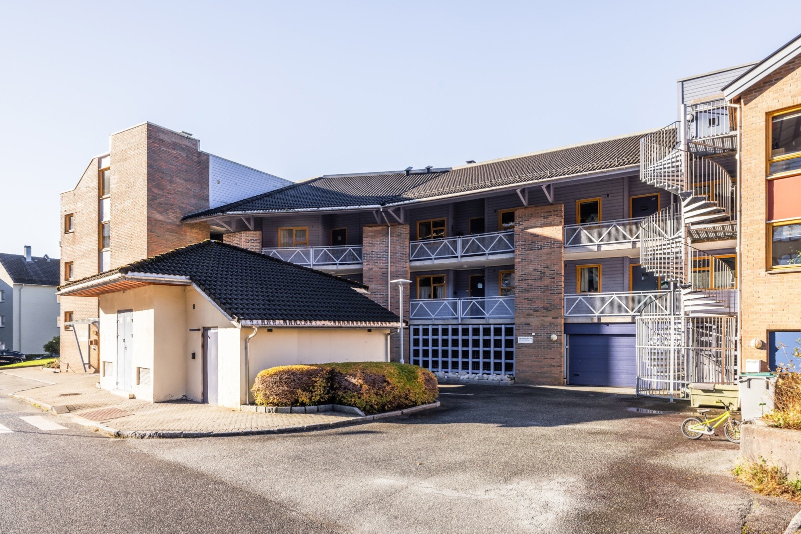 Et populært borettslag sentralt på Landås for de som er 55+ gamle. Det er heis fra gateplan opp til svalgangen og leiligheten i byggets tredje etasje. Galleribilde