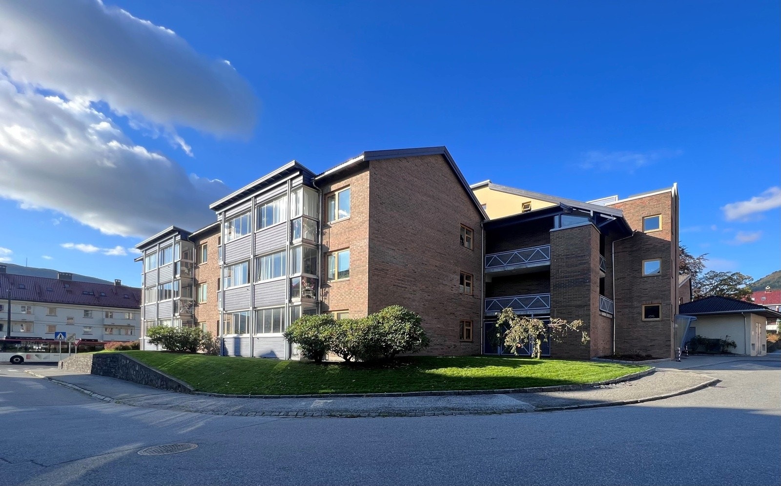 Erleveien 53 - et rolig og veldrevet lag med voksne beboere, i et sentralt område med kort vei til det meste du søker i hverdagen. Galleribilde