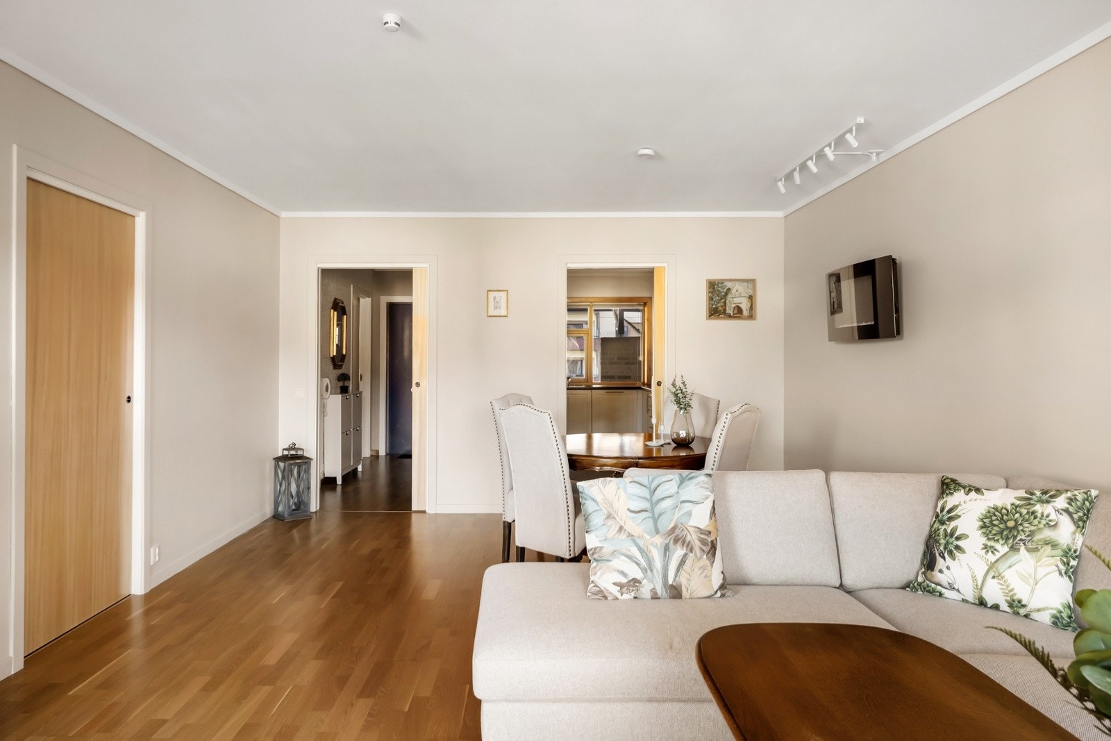 Kjøkkenet ligger i bakkant av stuen - i tilknytning, men allikevel separat. Galleribilde