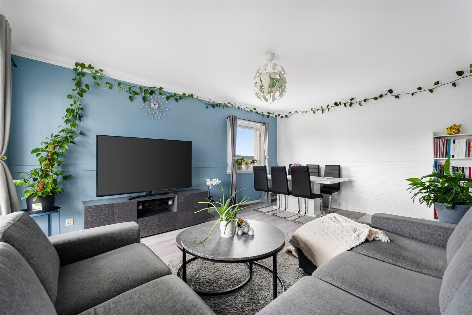 Stuen er romslig og preges av store vindusflater som slipper inn rikelig med naturlig lys. Galleribilde