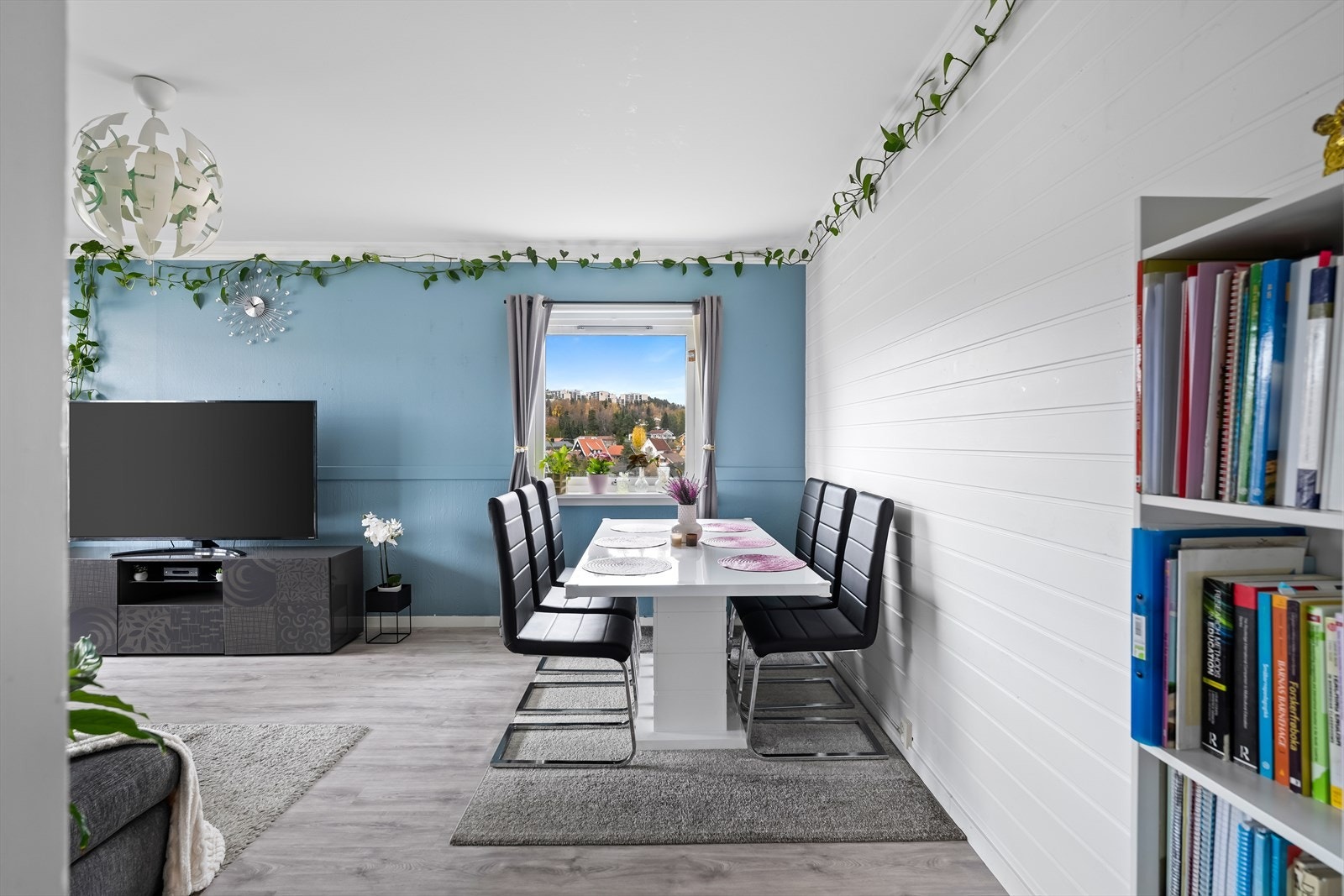 Stuen er delt inn i to naturlige soner, én for sofagruppe og én for spisestue. Galleribilde