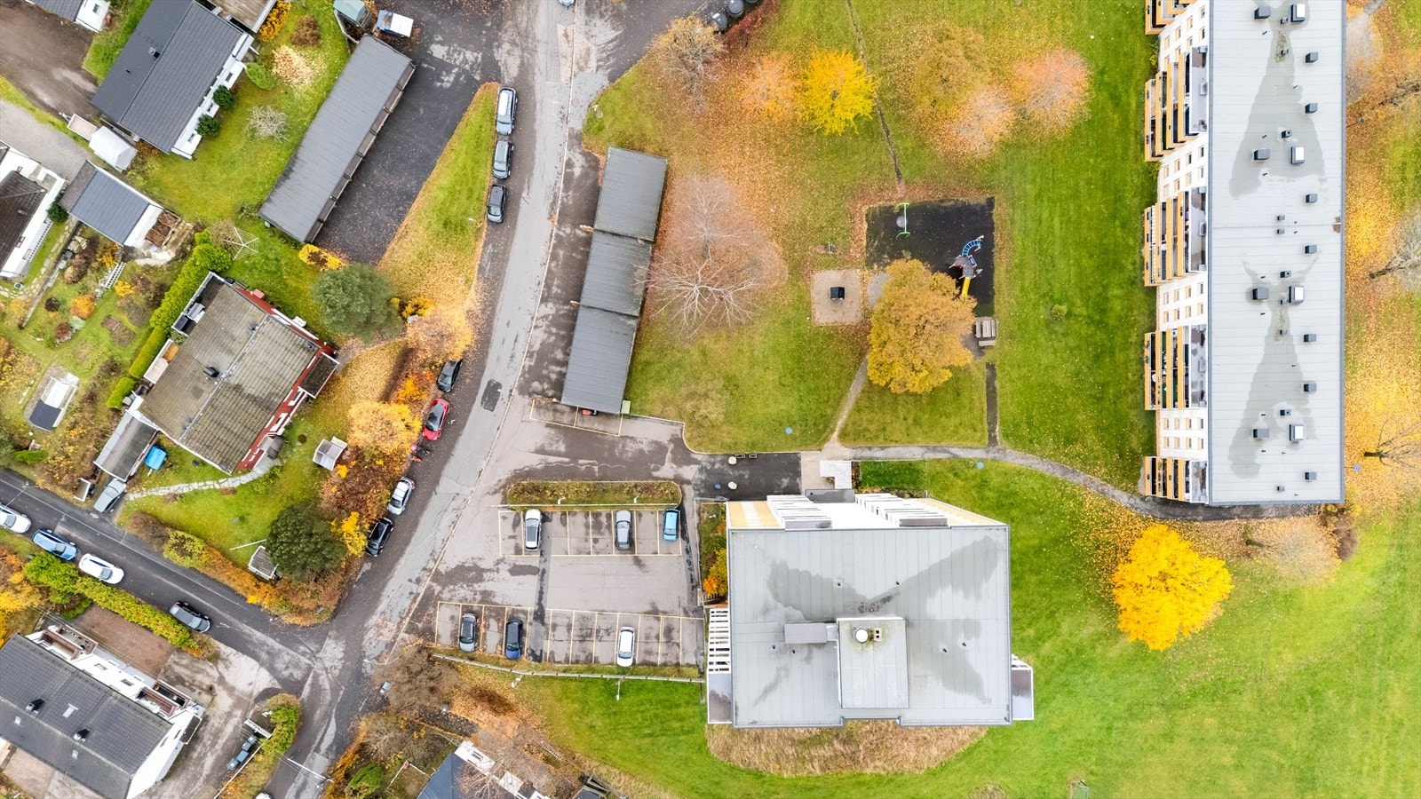 Borettslaget har en stor, felles tomt pent opparbeidet med asfalterte internveier, plenarealer, sittegrupper, lekeplass og diverse beplantning. Galleribilde