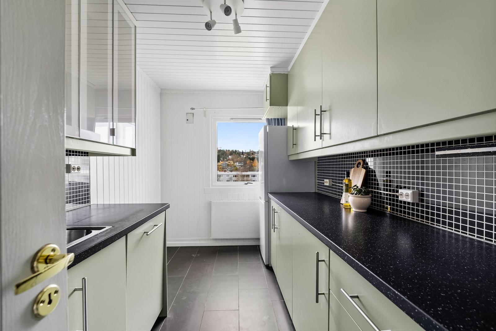 Kjøkkenet har en moderne og funksjonell utforming. Her har du også plass til lite spisebord, perfekt for mindre måltider eller morgenkaffen! Galleribilde