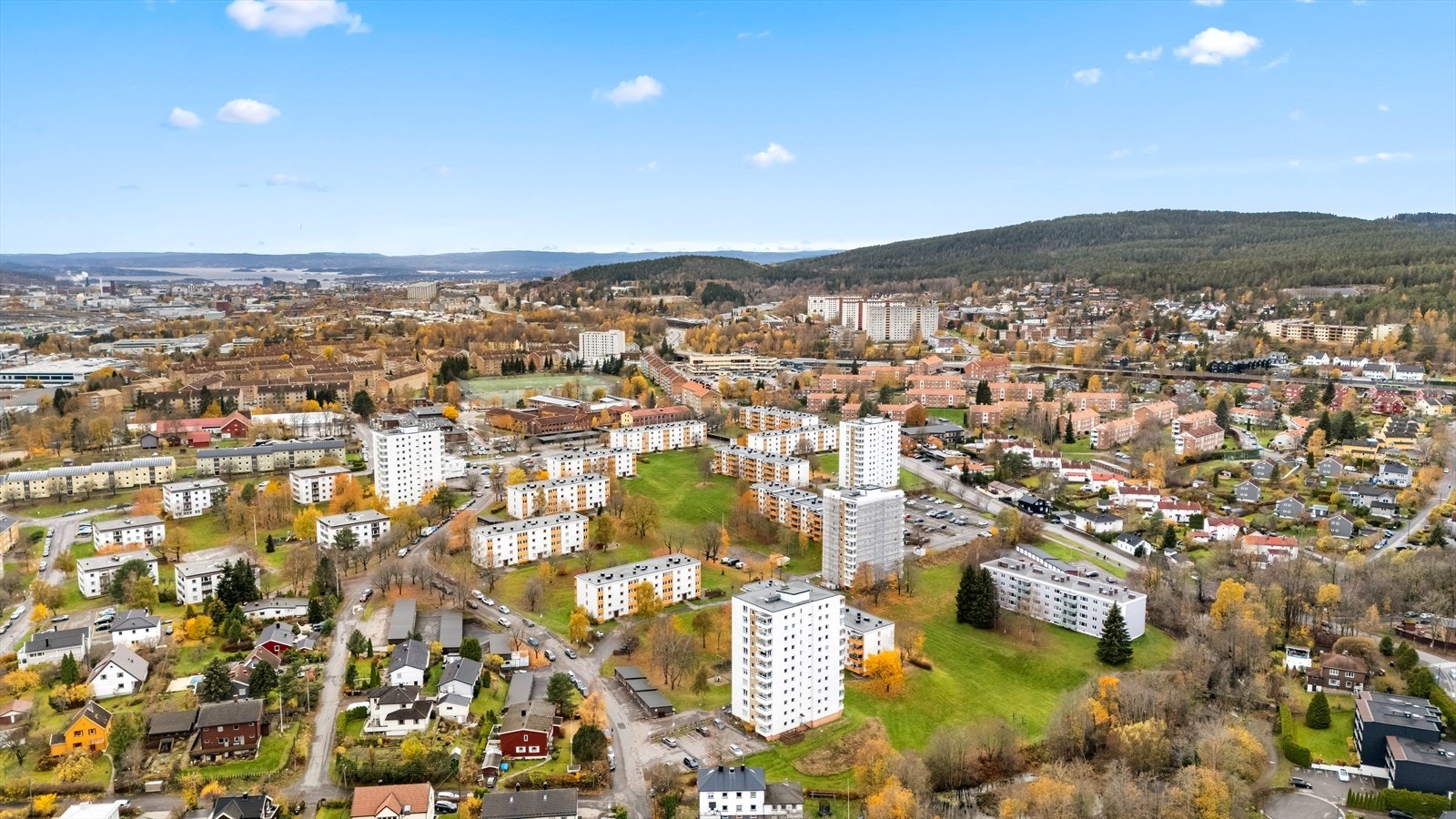 Gangstuveien 12 ligger godt plassert i Groruddalen, med nærhet til barnehager og skoler, kollektivtransport, servicetjenester og hovedveiene inn og ut av Oslo. Galleribilde