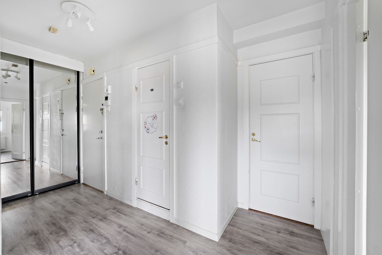 Velkommen inn! Boligen har en lys og romslig entré som gir et godt førsteinntrykk. Galleribilde