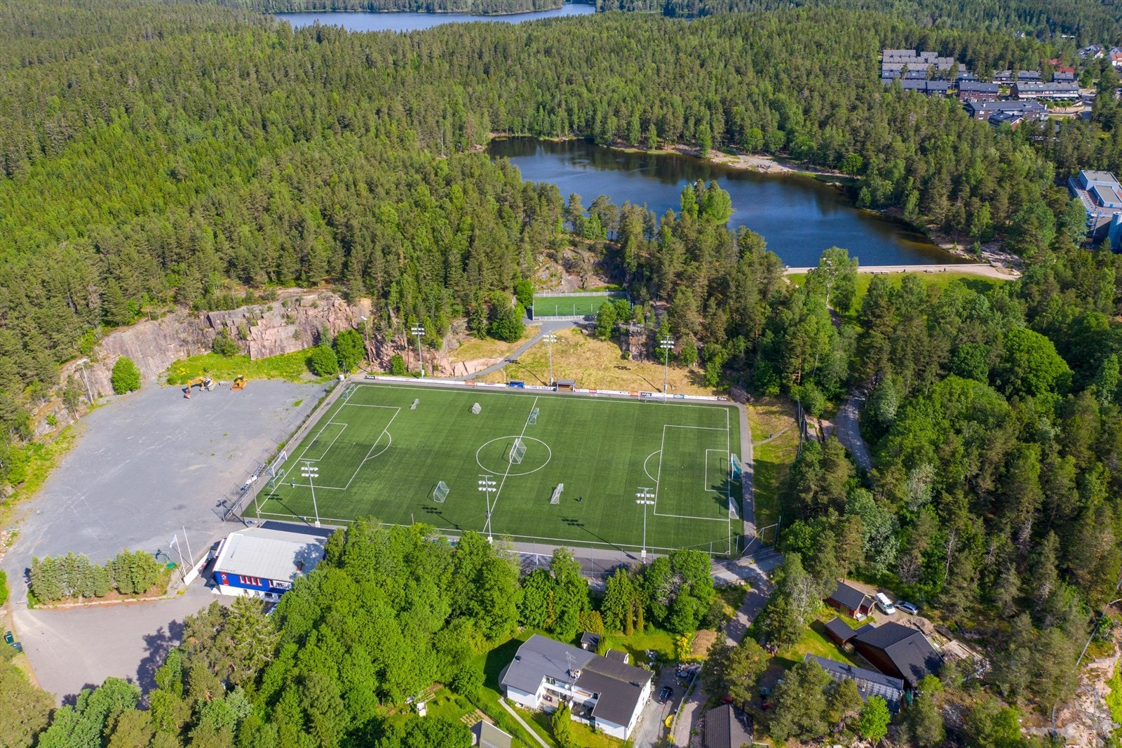 Greibanen ved Vesletjern er et populært samlingspunkt for både små og store. Her er det fine muligheter for lek, ballspill og aktivitet i grønne omgivelser. Galleribilde