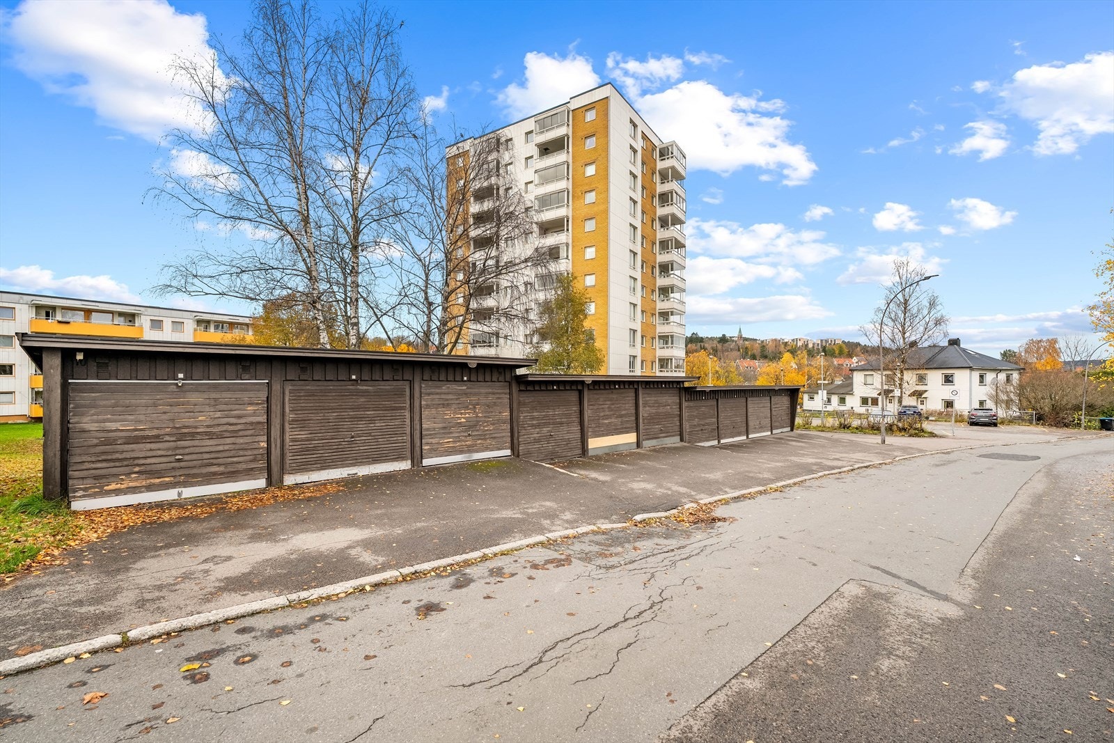 Det er mulig å leie garasjeplass eller parkeringsplass av borettslaget. Garasje/parkeringsplass tildeles av styret etter søknad/ansiennitet. Galleribilde