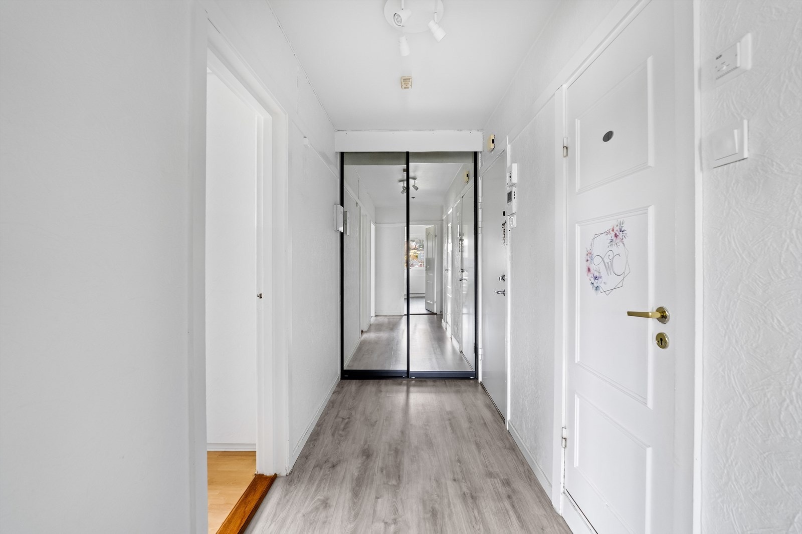 I gangen finner du et innebygd garderobeskap med speildører - her er det derfor god plass til oppheng av yttertøy og plassering av sko. Galleribilde