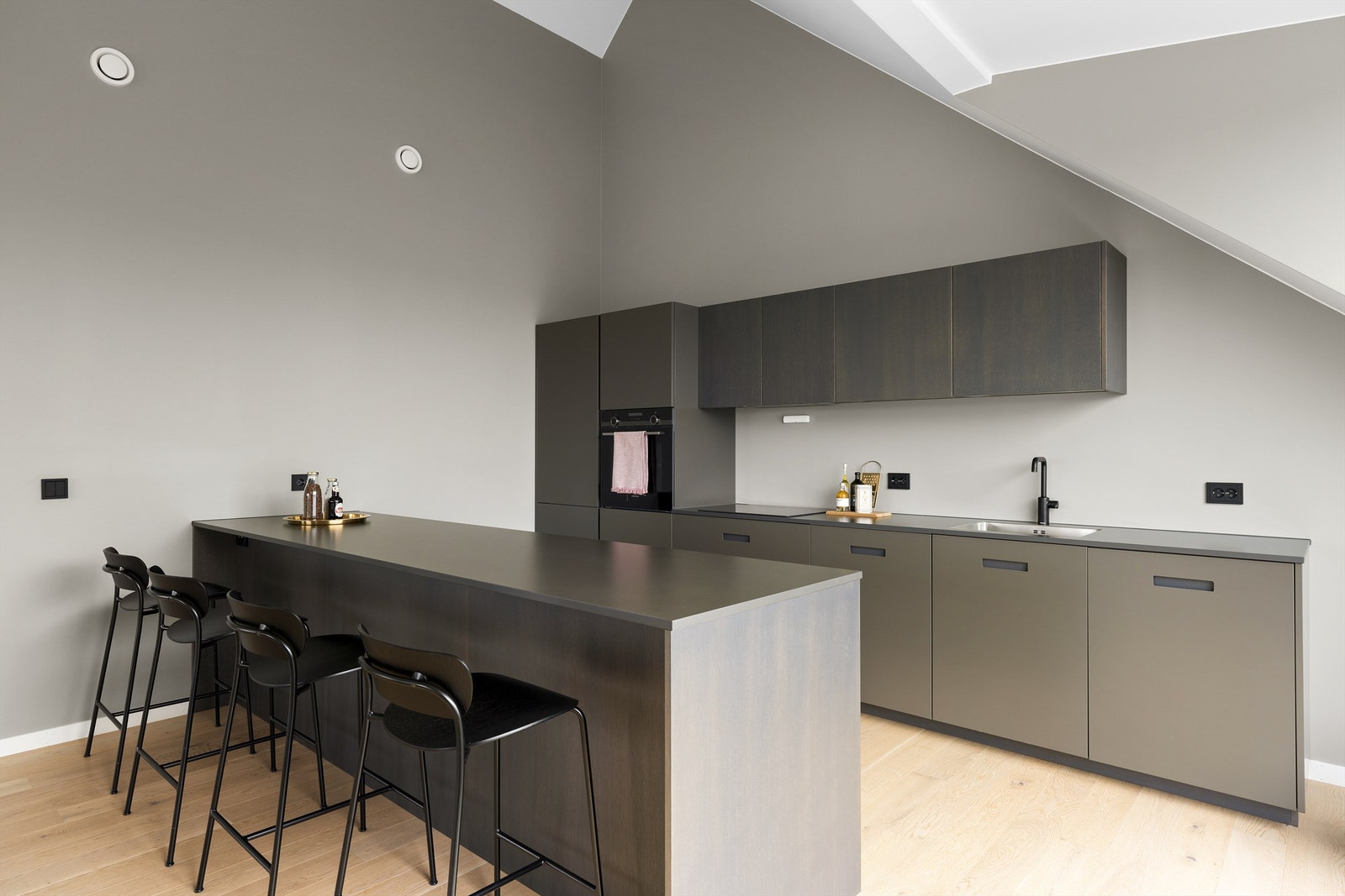 Praktisk kjøkkenhalvøy med god skuff- og benkeplass. Helintegrerte hvitevarer fra Siemens. Galleribilde