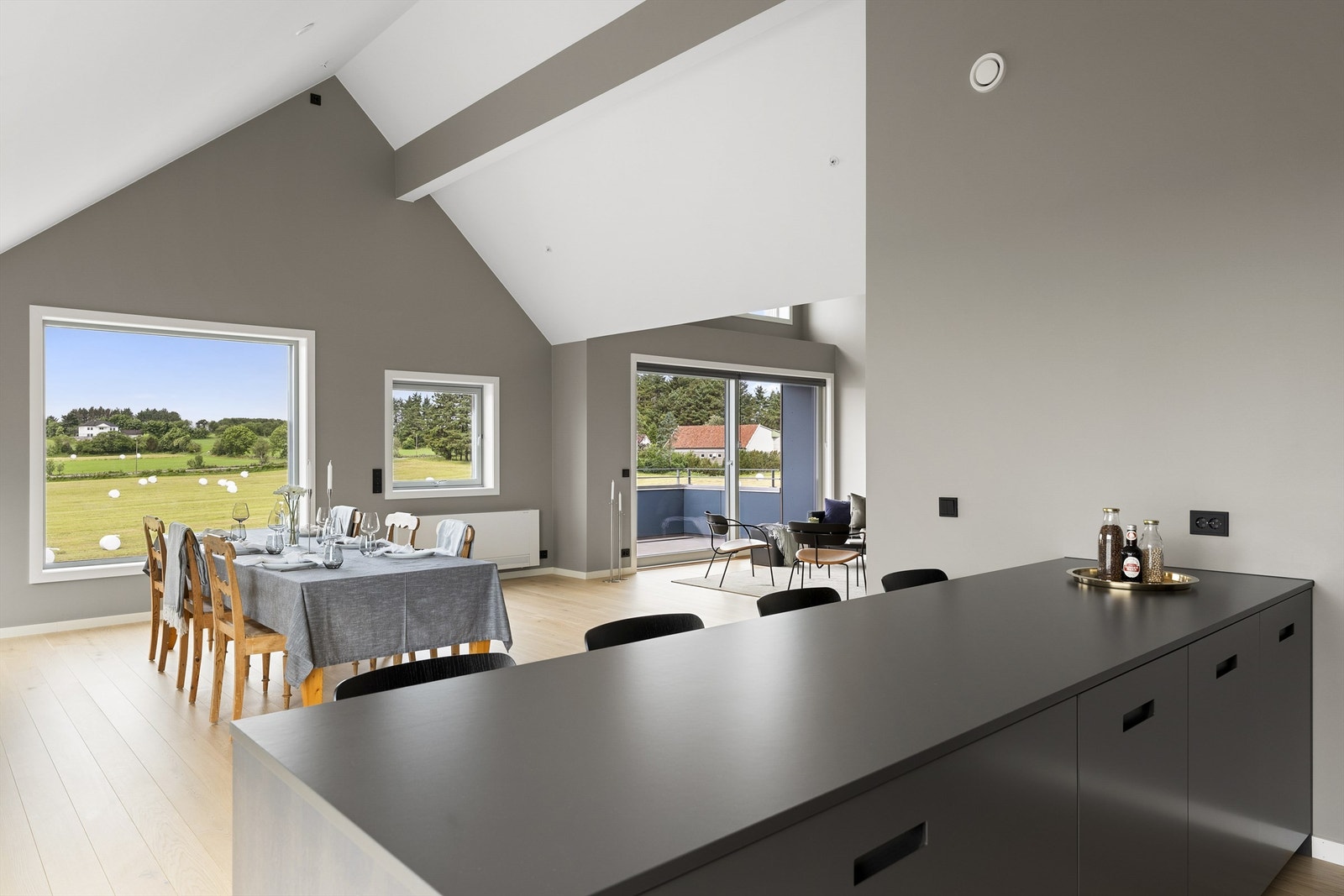 Rommet har en imponerende takhøyde med fine vinkler og gode lysforhold fra flere vinduer. Galleribilde