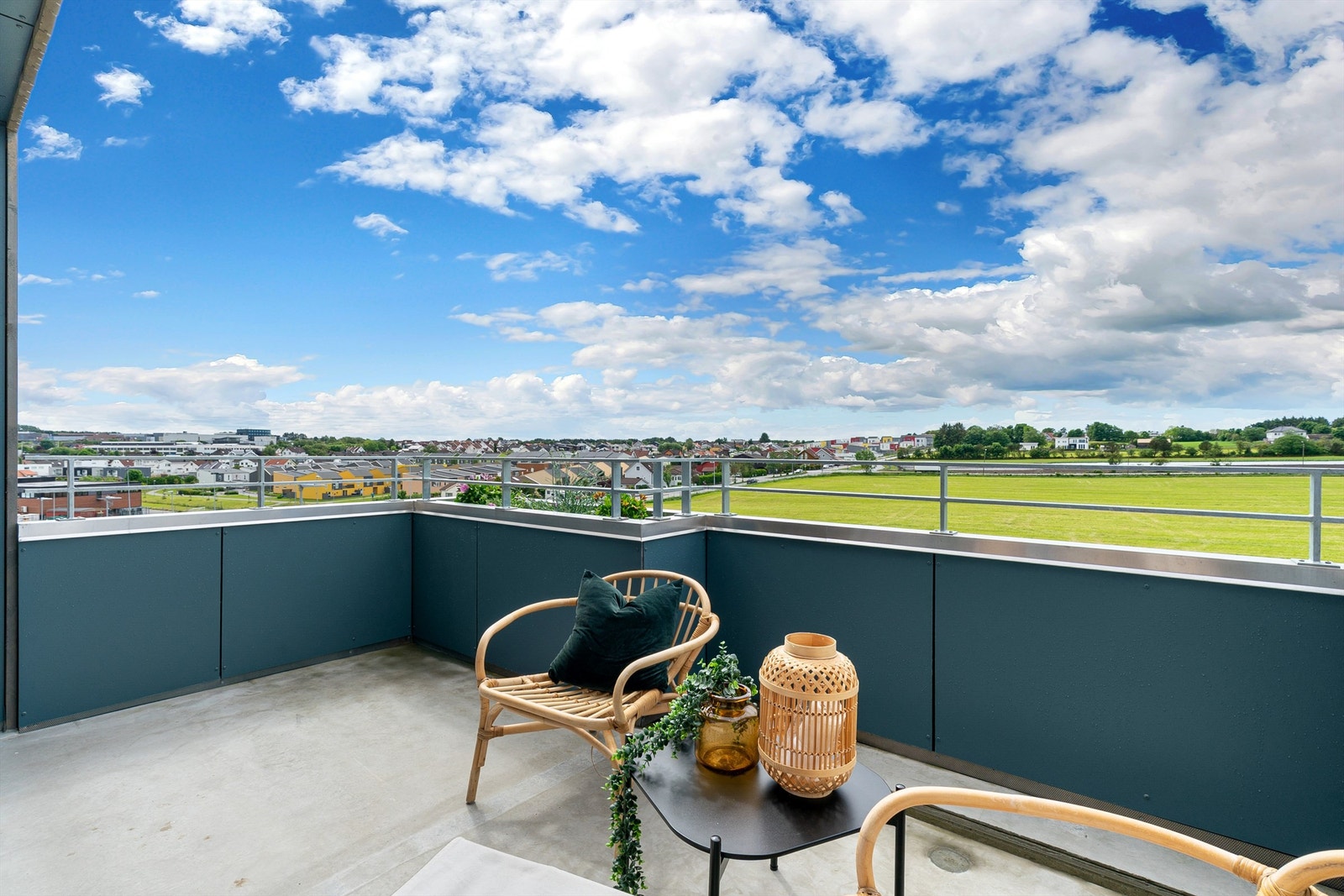 Stor og romslig, delvis overbygd balkong med blomsterkasse og gode solforhold. Galleribilde