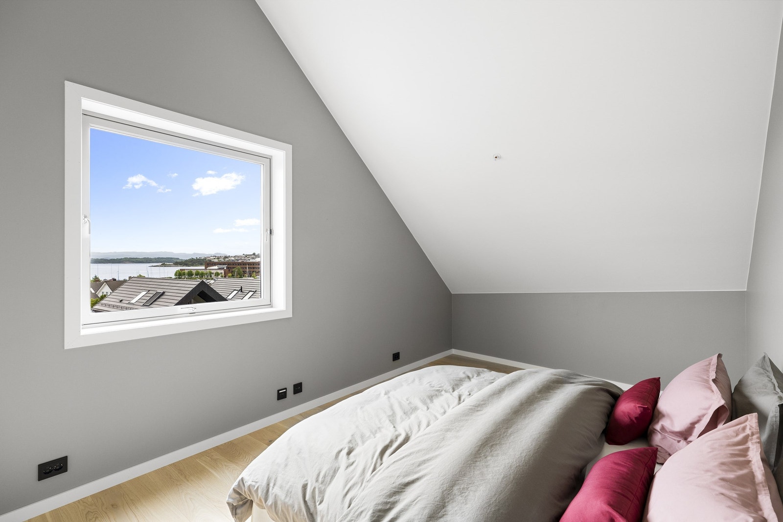 Soverom med mulighet for generasjonsleilighet, hybel, ungdomshybel, gjestehybel eller hjemmekontor. Stort rom med eget bad og mulighet for minikjøkkenløsning. Sjekk utsikten! Galleribilde