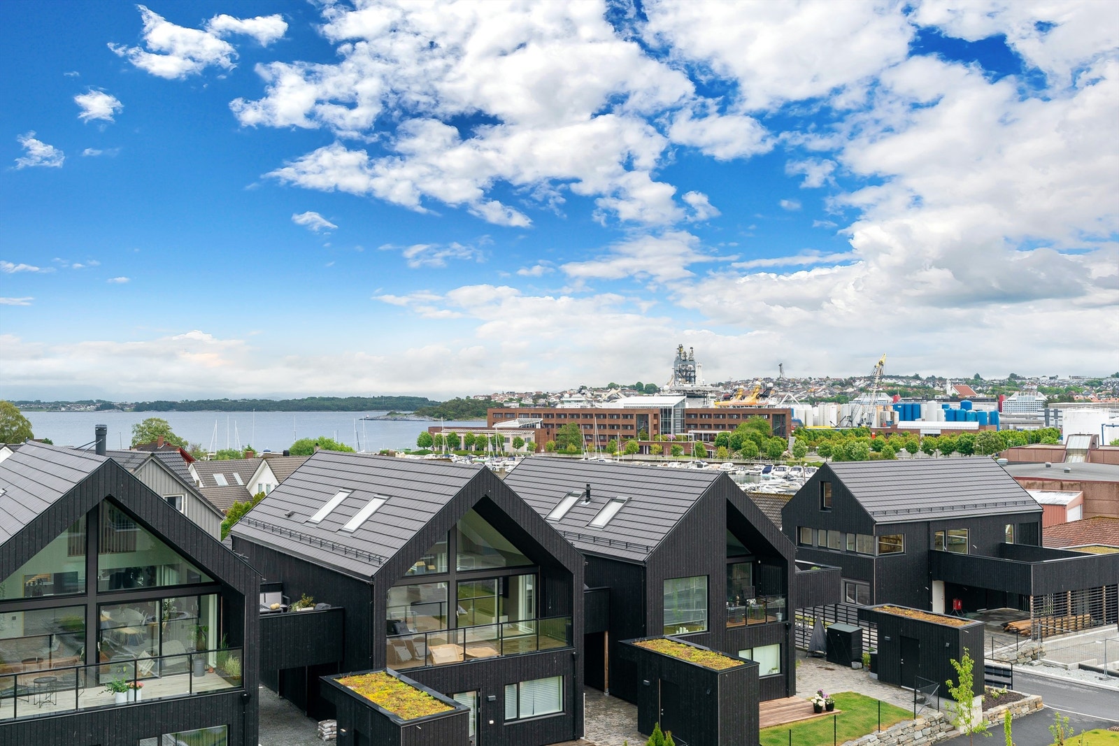 Her er det morgensol og utsikt over fellesområdet, sjø og de majestetiske fjellene. Galleribilde