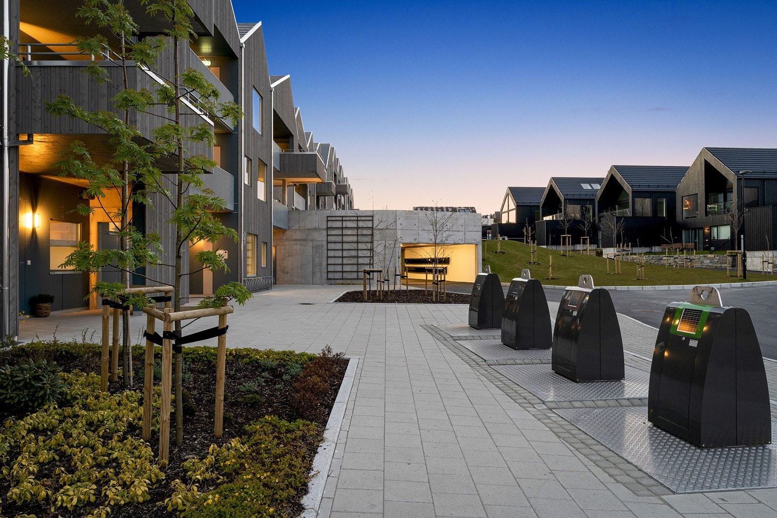 Det er egen parkering under bygget, med opplegg for lading og plass til at gjester kan parkere. Det er selvsagt plass til å parkere og lade sykler, både private sykler og sameiets el-sykler. Galleribilde