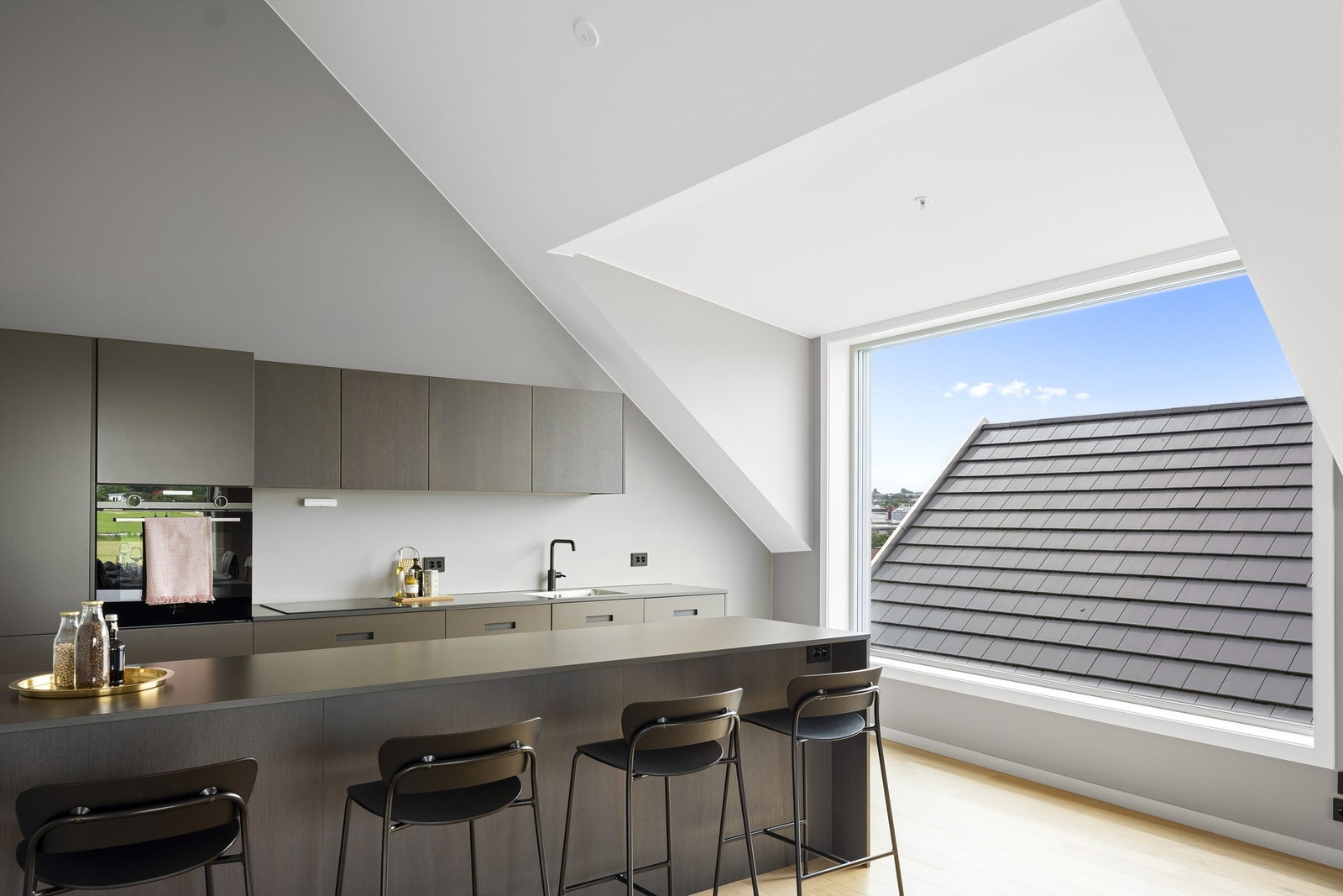 Kjøkkenet har et stort vindu mot sørøst, noe som gir ekstra gode lysforhold. Galleribilde