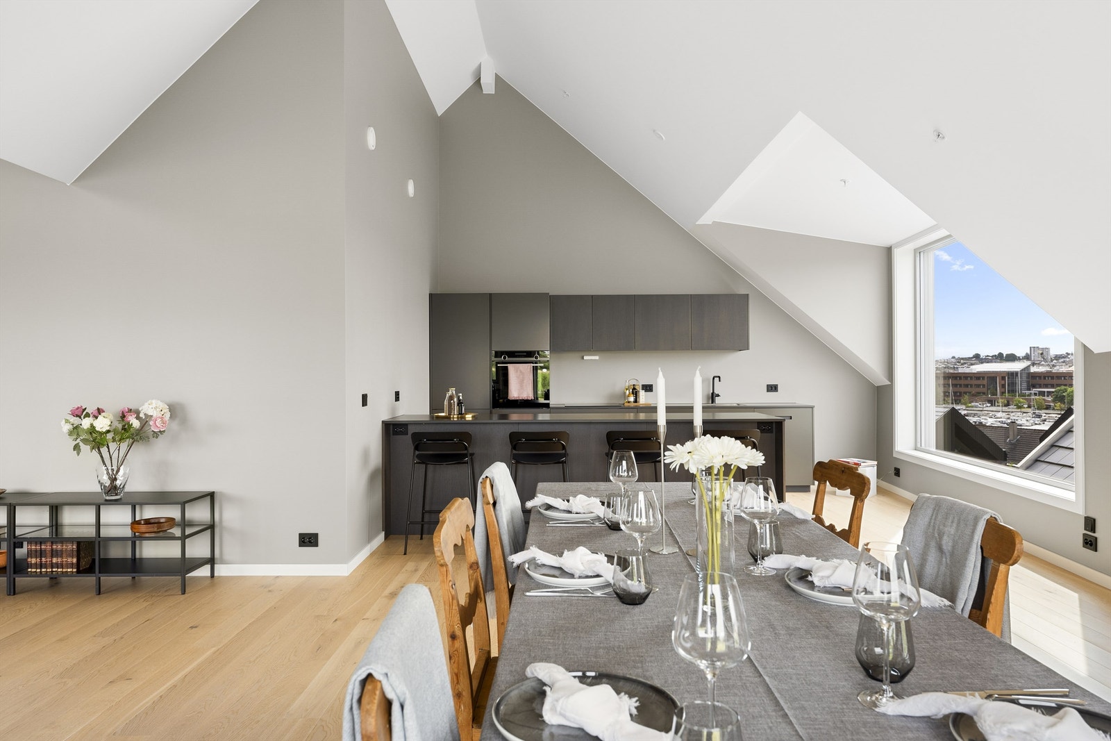 Leiligheten har høy kvalitet og gode løsninger i alle ledd. Den er smakfullt innredet og skaper en trivelig atmosfære i hverdagen. Galleribilde