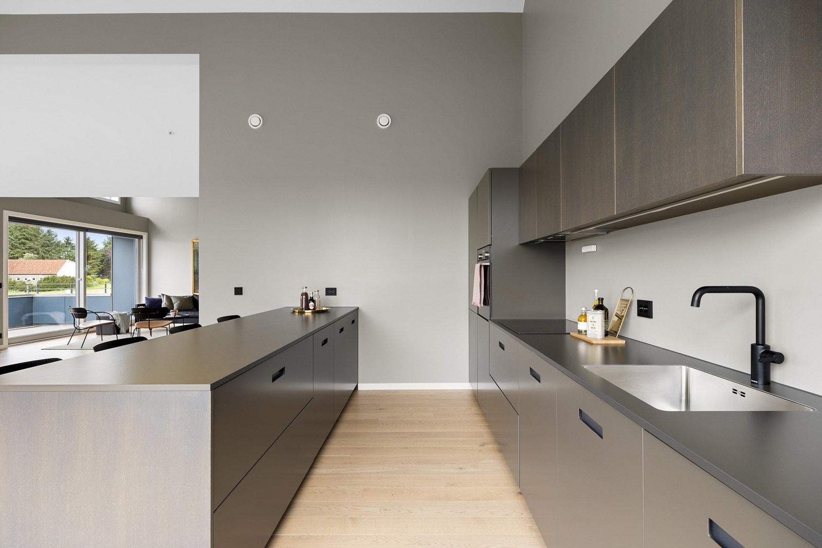 Kjøkkeninnredningen er eksklusivt fra kvalitetsleverandør Kielland. Et arkitekttegnet kjøkken som er et møbel i seg selv. Her kan familiens måltider tilberedes og inntas, invitere gjester, nyte et glass vin, eller bare slappe av en søndag morgen. Galleribilde