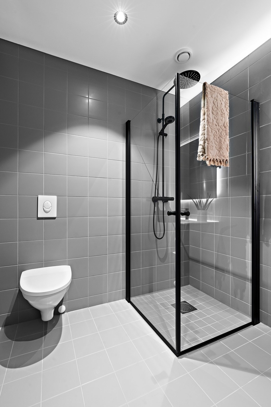 Bad med regnfallsdusj i sort utførelse. Galleribilde