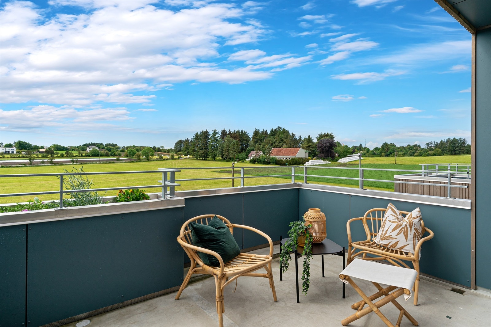 Stor og romslig, delvis overbygd balkong med blomsterkasse og gode solforhold. Galleribilde