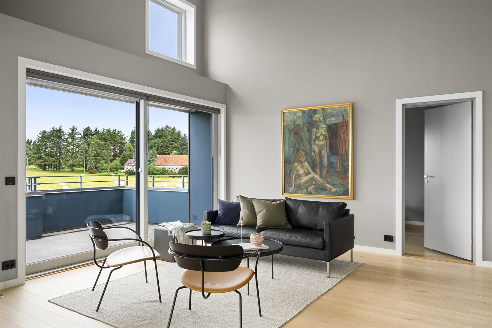 Leiligheten har høy standard med enstavs eikeparkett på gulv, malte slette flater, listefritt til tak og god takhøyde. Galleribilde