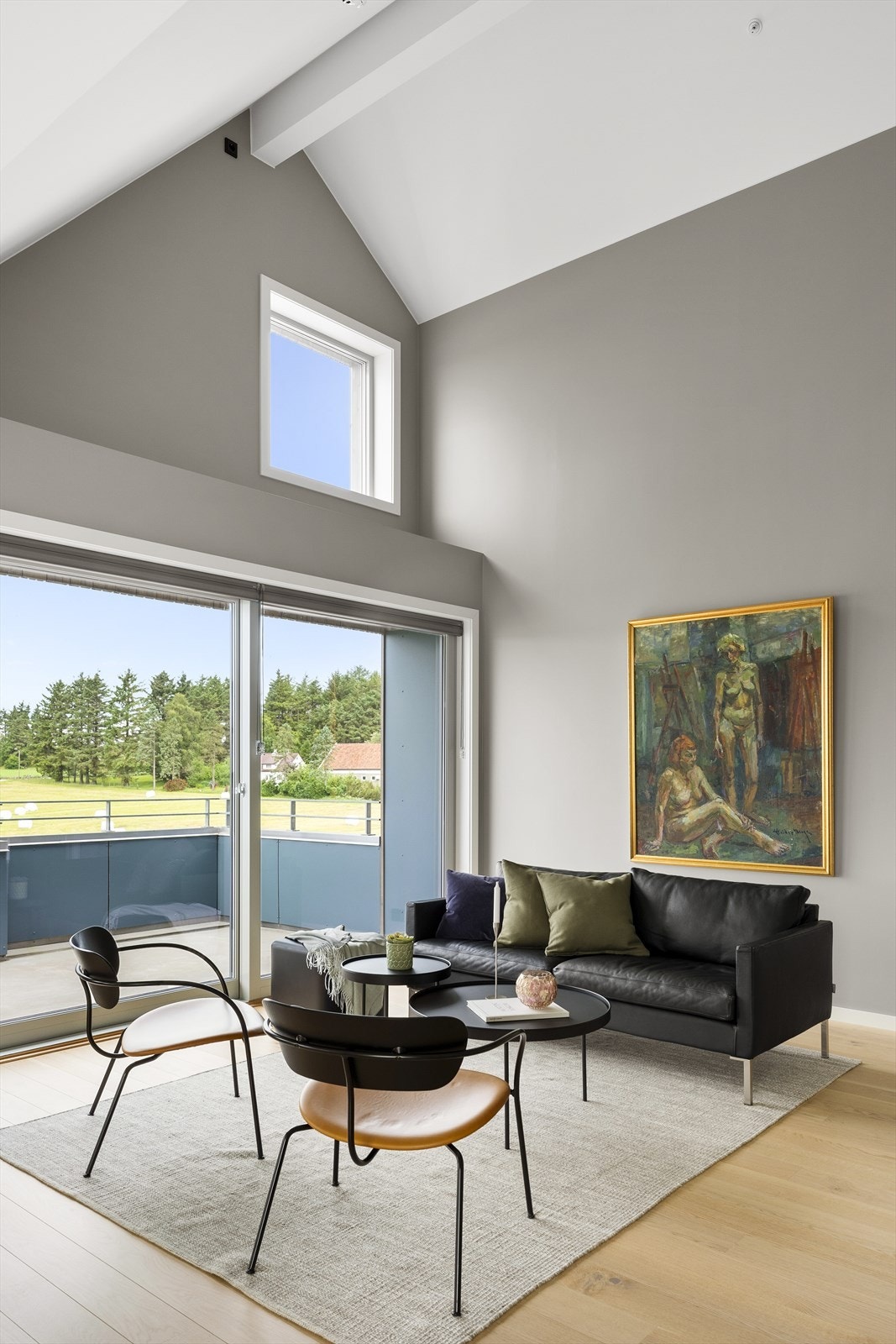 Lyst og luftig med smarte løsninger samt flott utsyn over landlige omgivelser. Galleribilde