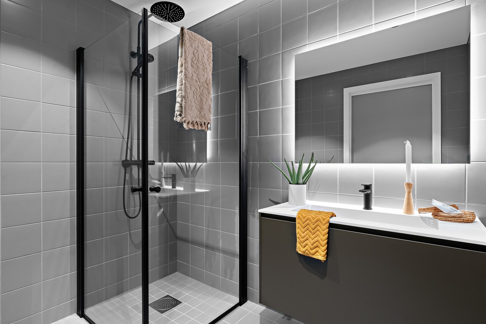 Delikat bad med moderne baderomsinnredning fra Antoniolupi. Galleribilde