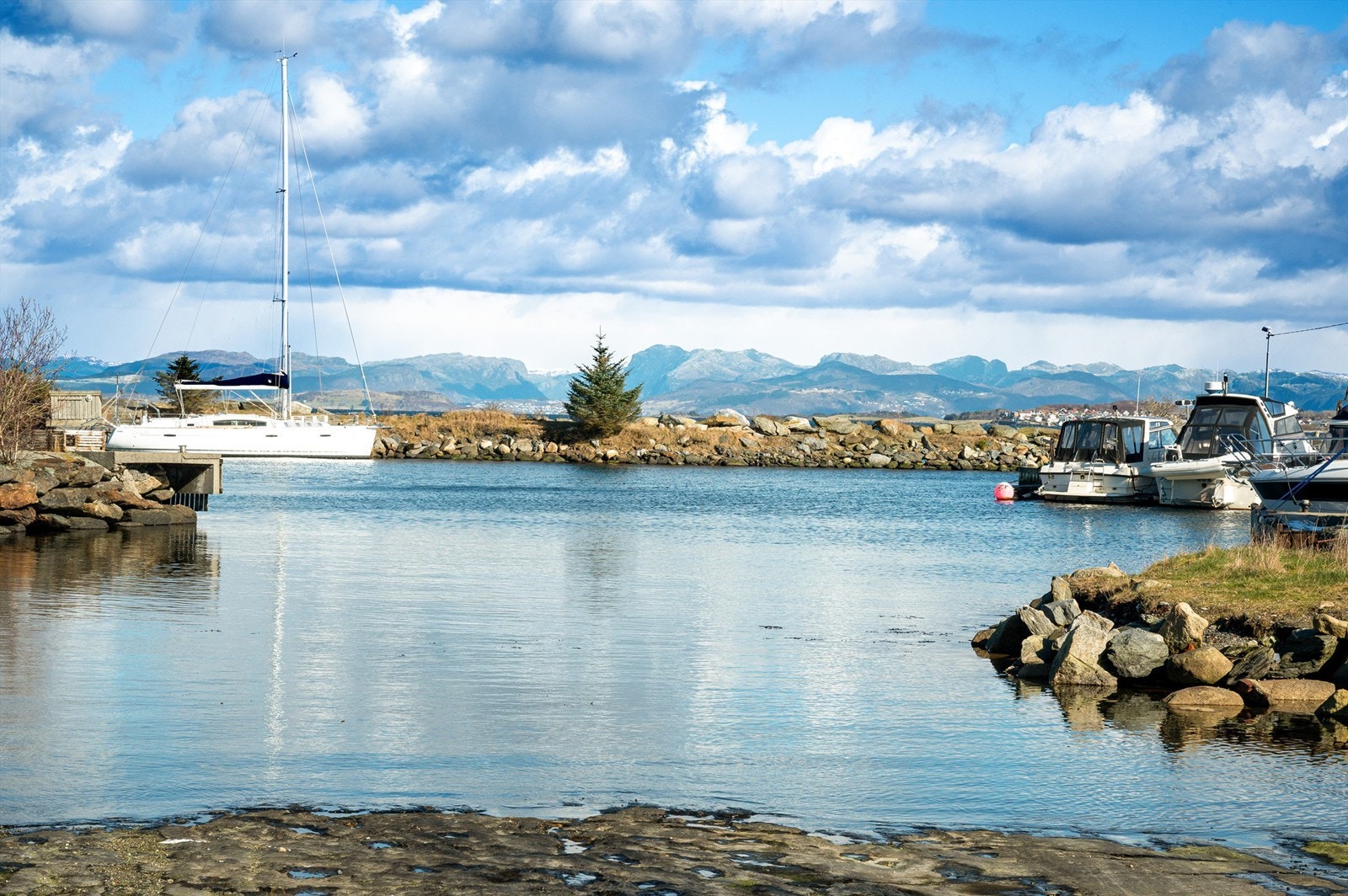 Fra leiligheten i Ryggstraen Park er du kun en armlengdes avstand fra sjø, bølgeskvulp, rikholdig natur og fine turstier. Å leve og bo i nær kontakt med naturen er et privilegium som ikke er alle forunt. Galleribilde