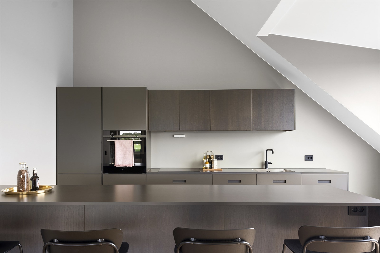 Kielland har sørget for en harmonisk farge- og materialpalett og funksjonelle og gjennomtenkte kjøkkenløsninger. Galleribilde