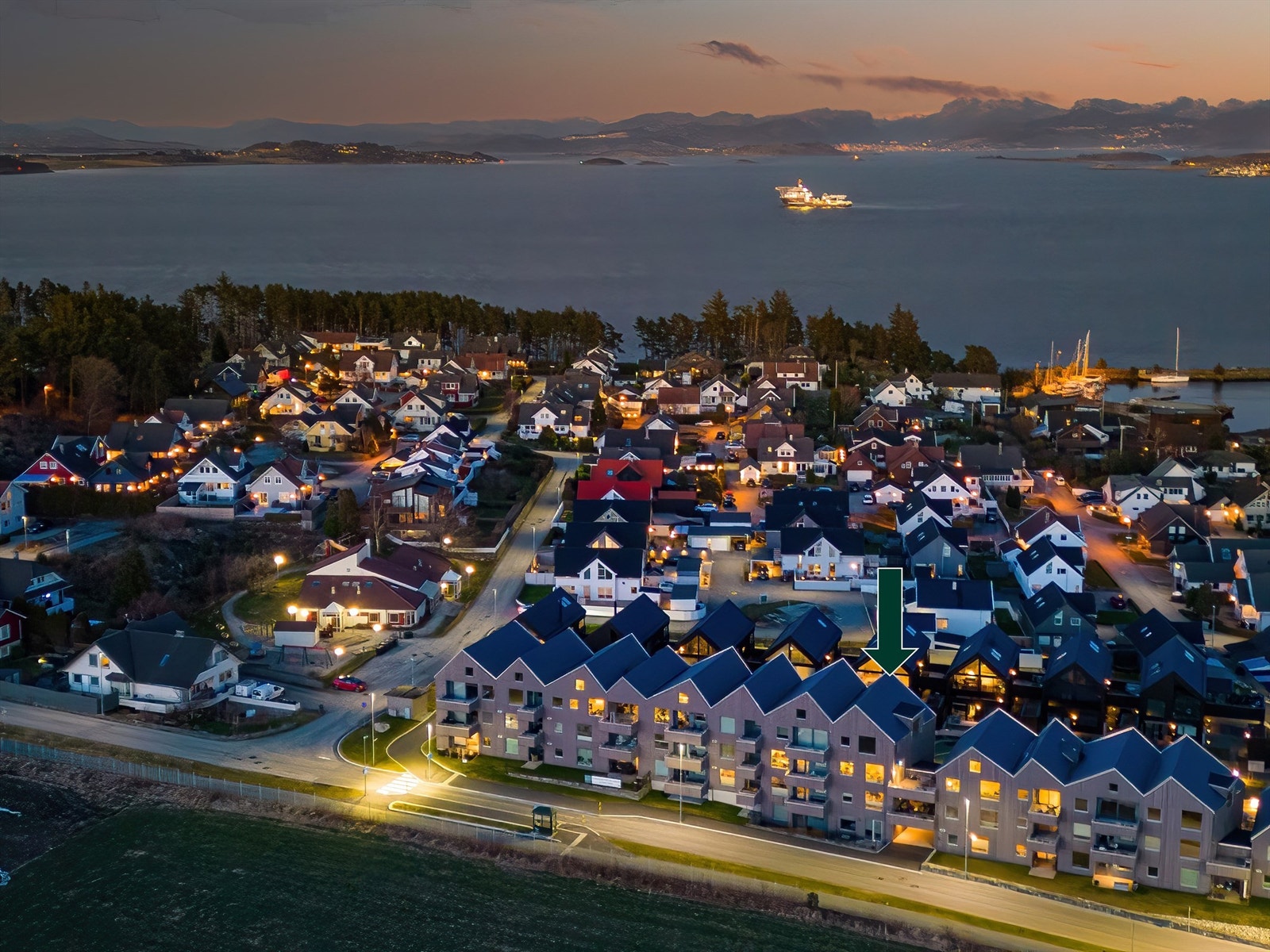 Ryggstraen Park er et flott bygg som ligger godt i landskapet. Arkitektene har tegnet et smart hus og utnyttet arealet fornuftig både ute og inne. Galleribilde