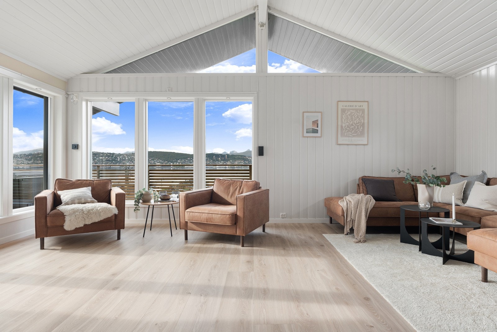 Stuen framstår lys, lufitg og romslig.