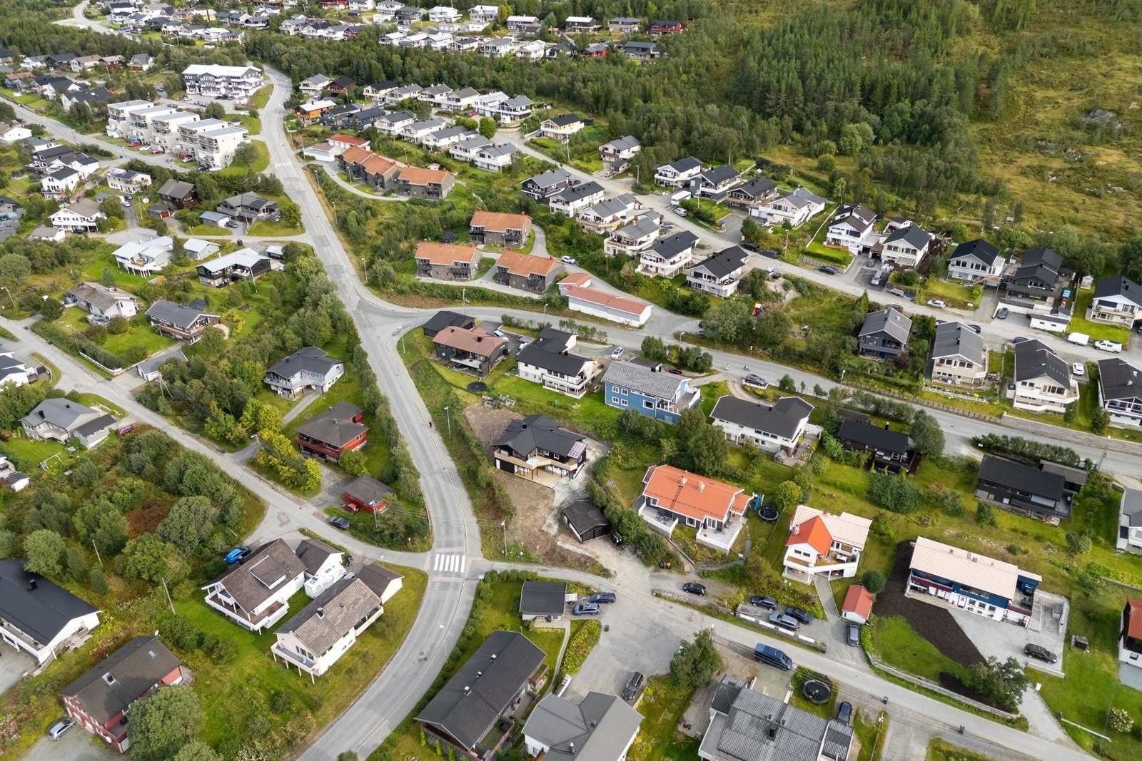 I tillegg har du kort vei til de fantastiske turområdene fastlandssiden har å by på som bl.a. Sherpatrappa til Fløya og lysløype i Tromsdalen.