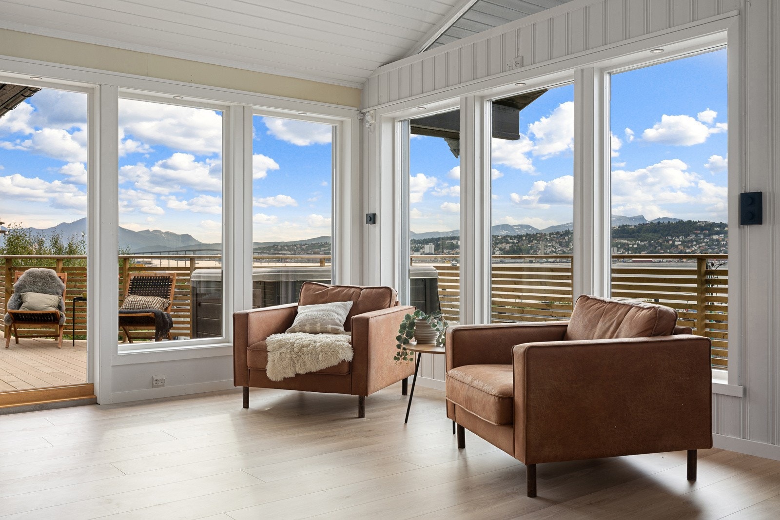 Velkommen til Tomasjordvegen 123 - Presentert av Anders Karlstrøm og Håkon Hansen