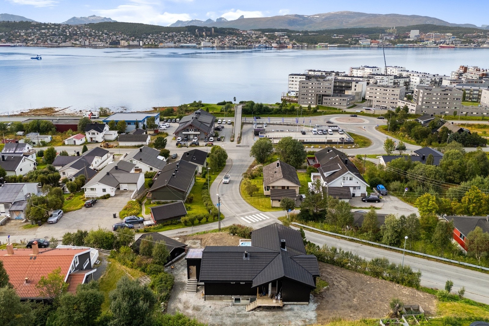 Her har du gåavstand til dagligvare, barnehage, skoler og busstopp med avganger til sentrum, UIT/UNN og Jekta Storsenter flere ganger i timen