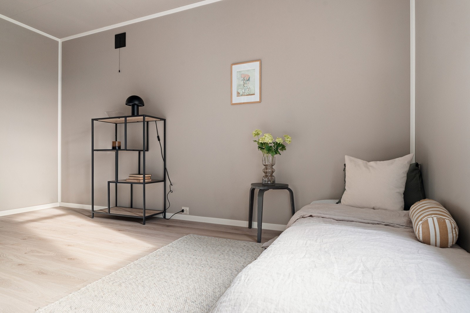 Det er for øvrig klartgjort for etablering av et separat toalettrom ved siden av badet, på soverommet (til venstre i bildet).