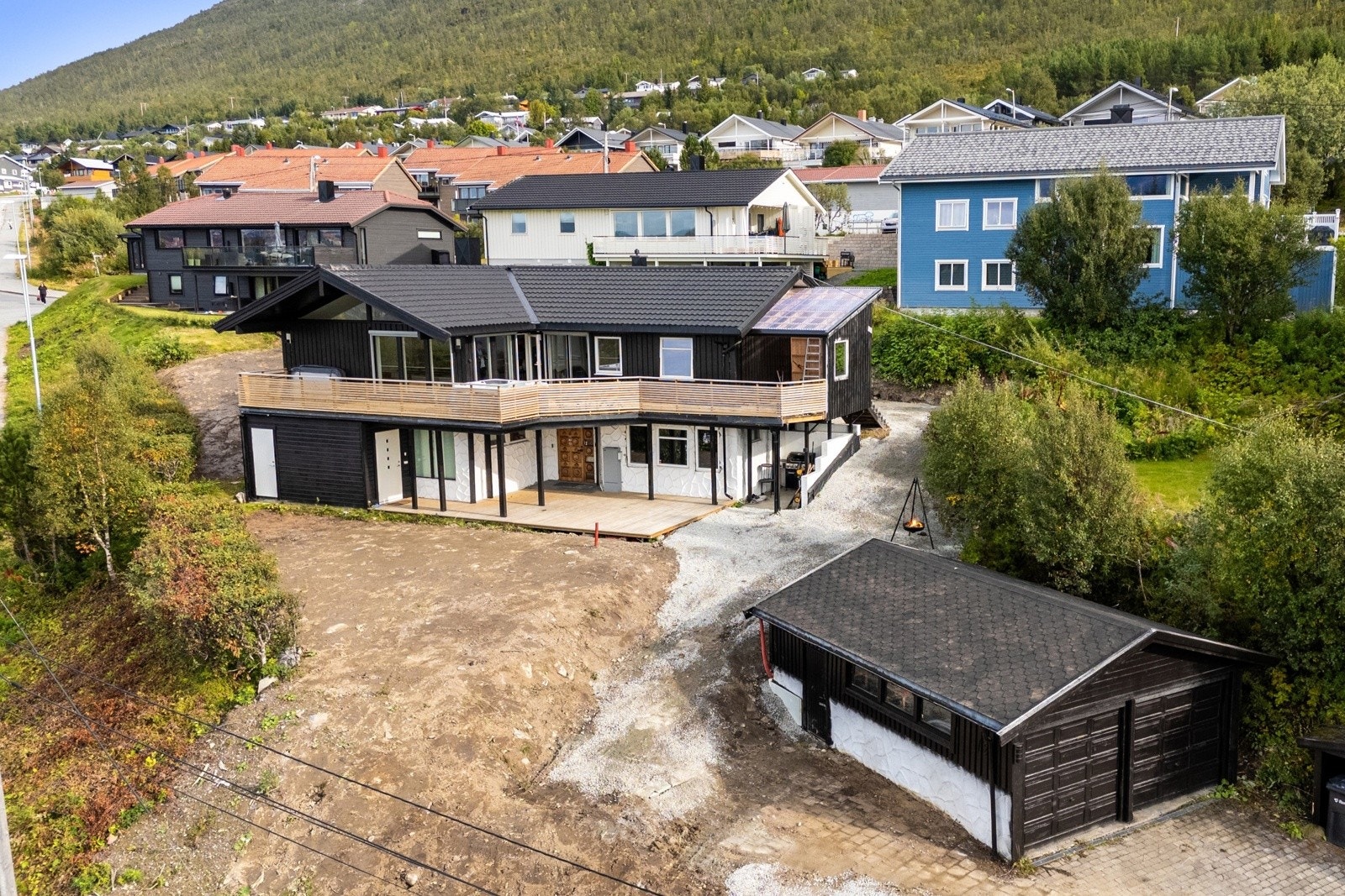 En innholdsrik og lekker enebolig med to utleiedeler og fantastiske sol- og utsiktsforhold
