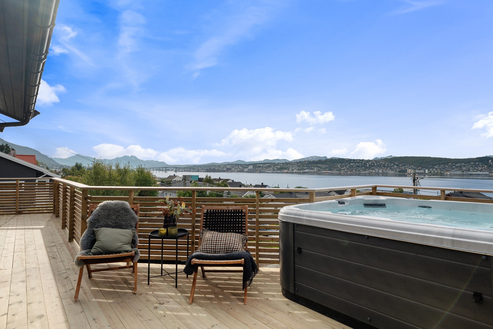 Terrassen framstår svært romslig, med masse boltreplass og god plass for utemøbler.