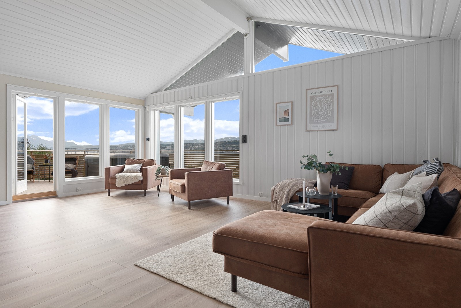 Flere naturlige soner, med god plass for både stor sofagruppe og spisebord.