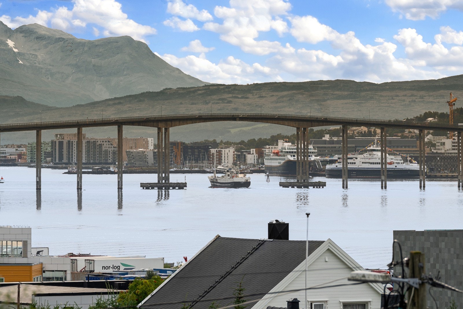 Fantastisk sjøutsikt fra boligen. Vest- og sørvendt orientering gir helt optimale solforhold.