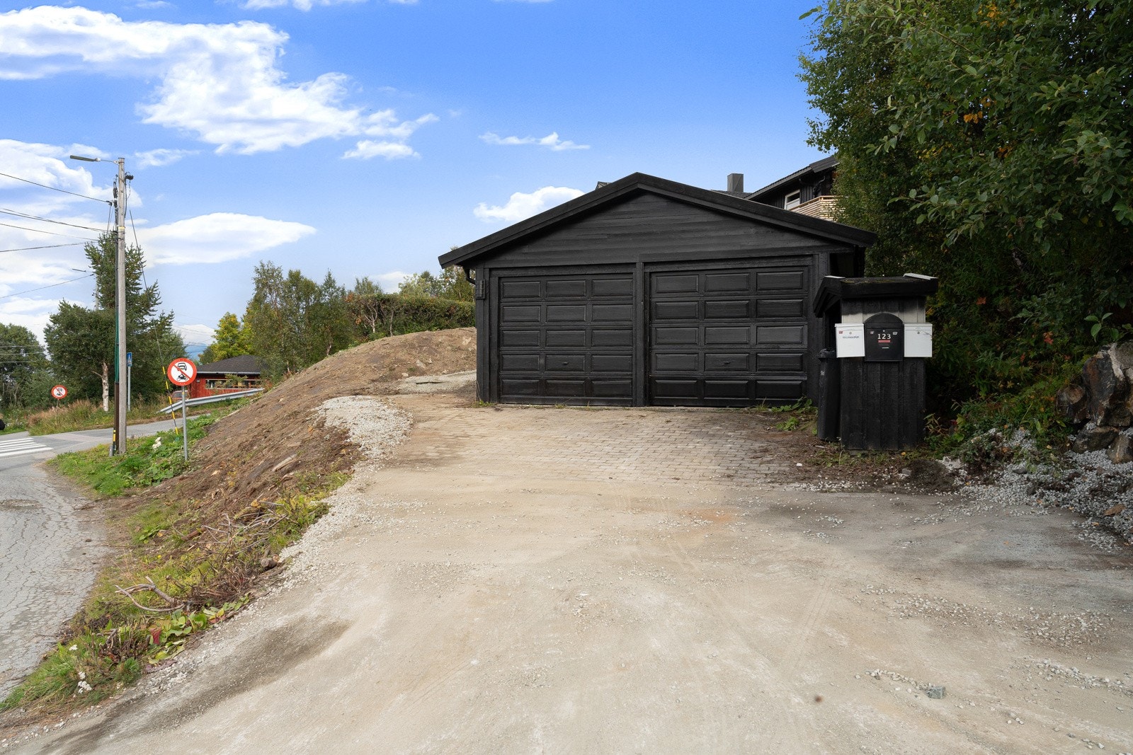 Parkering i stor dobbelgarasje. Det er nylig lagt ny drenering i bakkant av garasjen.