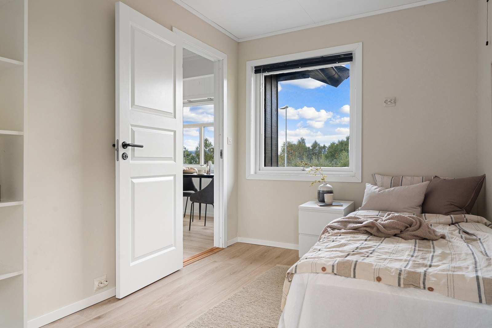 Fire gode soverom i hoveddelen. Boligens første soverom har inngang fra kjøkkenet.