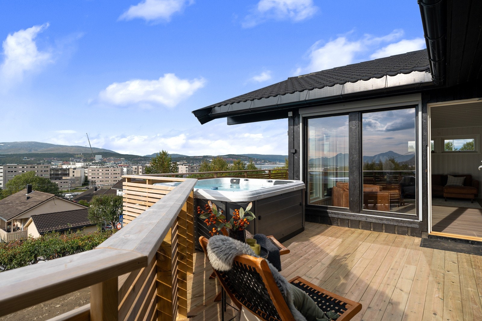 Plass for Jacuzzi er det også. Et perfekt sted å nyte finværsdagen.